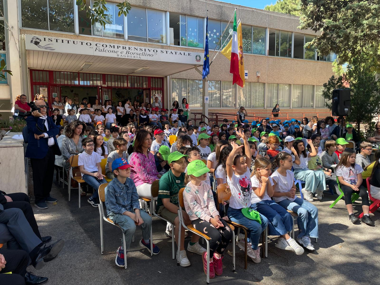 Radici di libertà oltre il muro: all'I.C.S. Falcone e Borsellino il murales che guarda al futuro 